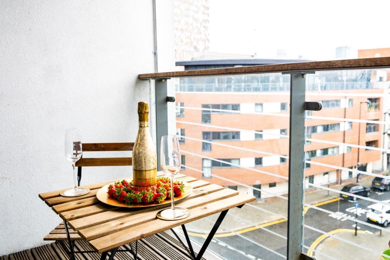 Stylish 4Th Floor 2 Bedroom En Suite City Centre Apartment With Parking By Azura Nights Birmingham Kültér fotó